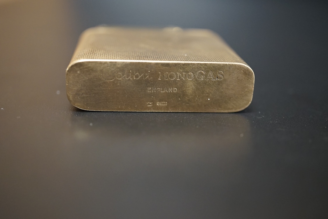 A 9ct gold cased engine turned Calibri lighter, 4cm wide
